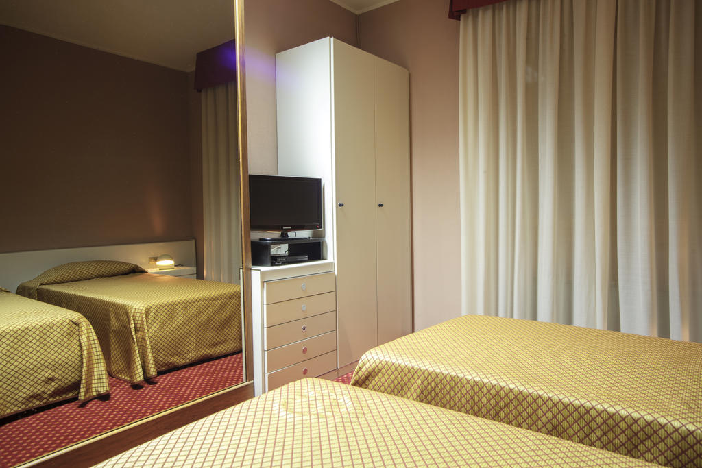 Hotel I Diamanti Garlasco Cameră foto